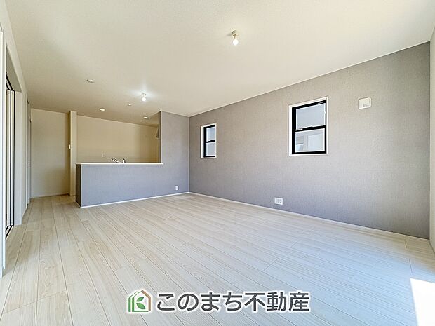 窓が多く明るいリビングスペース☆ご家族の団らんを明るい日差しがが照らします☆