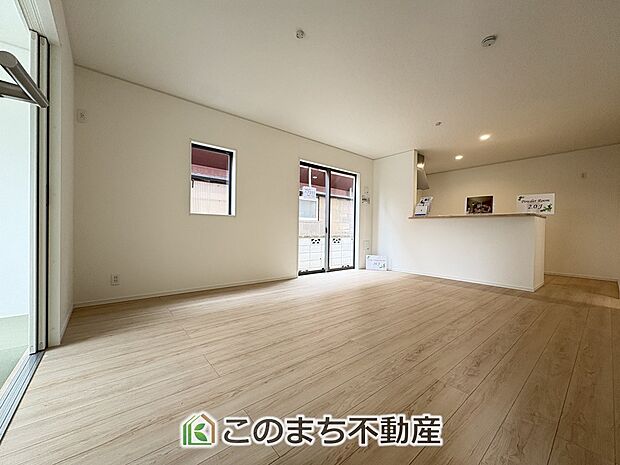窓が多く明るいリビングスペース☆ご家族の団らんを明るい日差しがが照らします☆