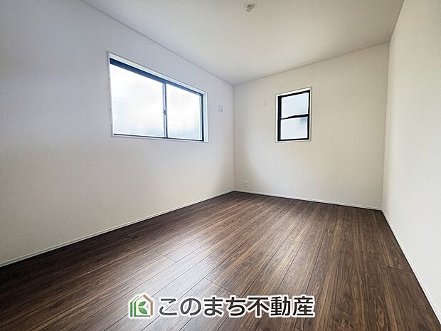 【洋室】窓が多く明るい室内が好印象☆