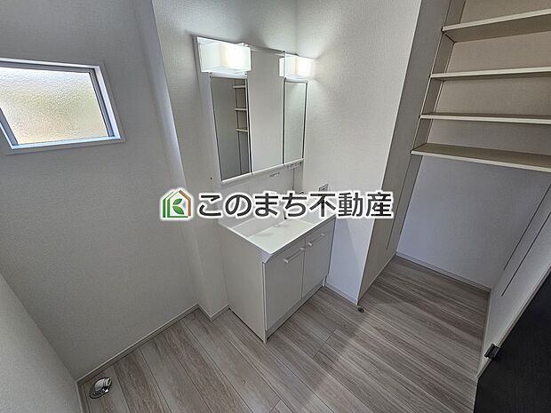 【洗面】同社施工物件写真。※建具やフローリング、その他仕様が異なる場合がございます。シャンプードレッサーで朝の身支度♪伸びるホースでお掃除も簡単清潔です!