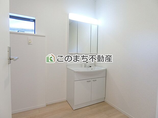 【洗面】同社施工物件写真。※建具やフローリング、その他仕様が異なる場合がございます。