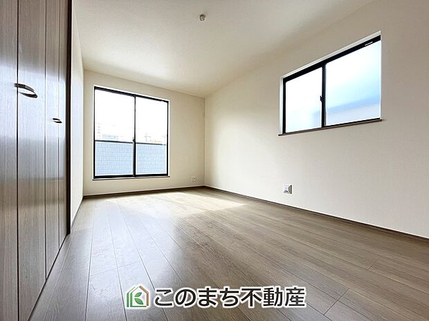 【洋室】同社施工物件写真。※建具やフローリング、その他仕様が異なる場合がございます。