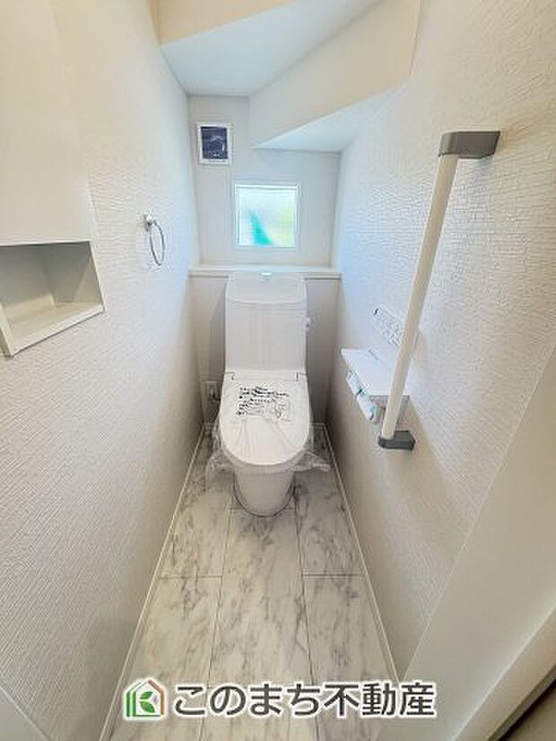 【トイレ】清潔感のあるシャワートイレ☆窓が有り換気もラクラク行えます☆ 