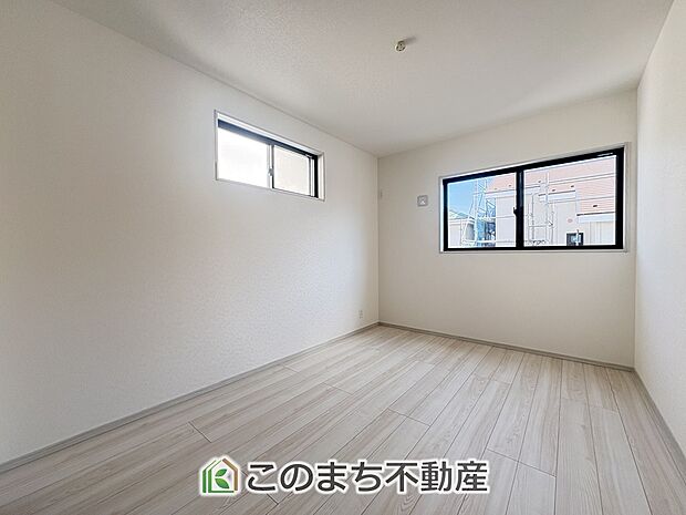 【洋室】窓が多く明るい室内が好印象☆