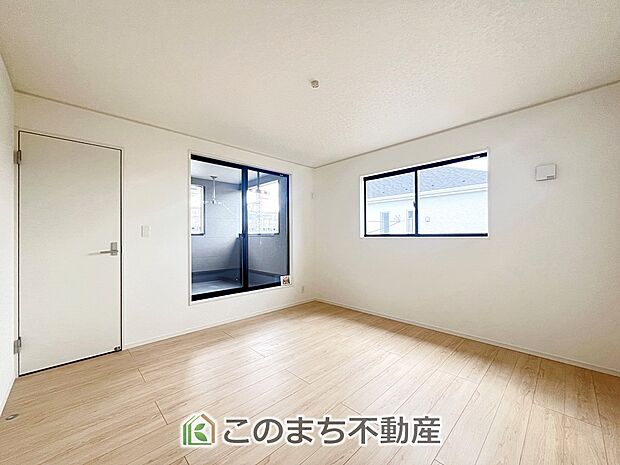 【洋室】同社施工物件写真。※建具やフローリング、その他仕様が異なる場合がございます。