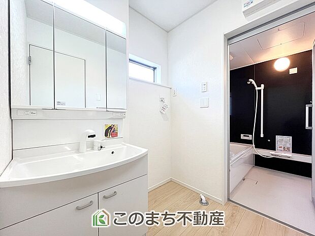 【洗面】同社施工物件写真。※建具やフローリング、その他仕様が異なる場合がございます。