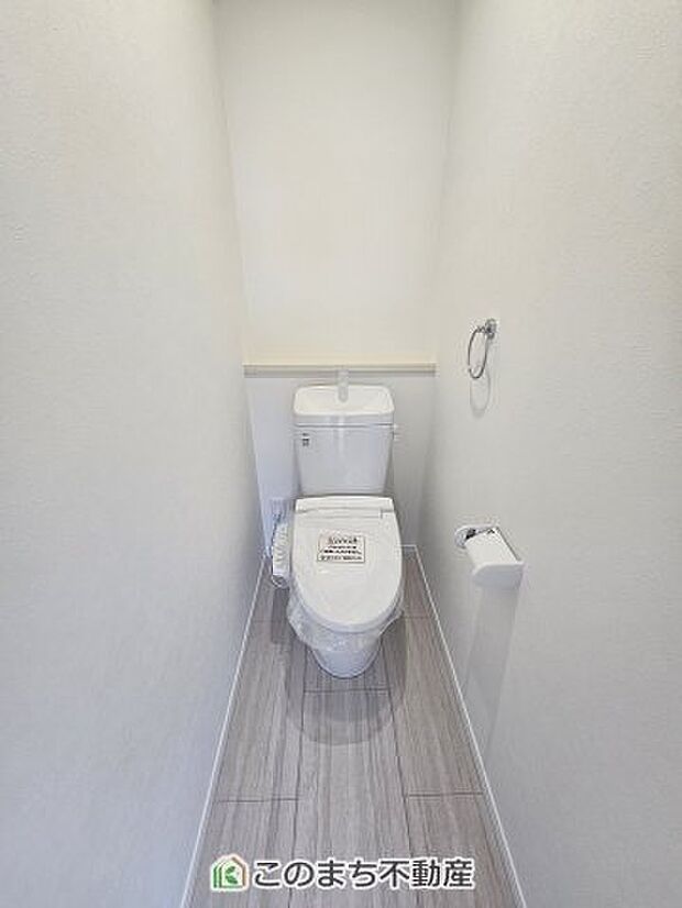 【トイレ】同社施工物件写真。※建具やフローリング、その他仕様が異なる場合がございます。