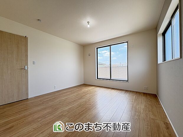 【洋室】窓が多く明るい室内が好印象☆