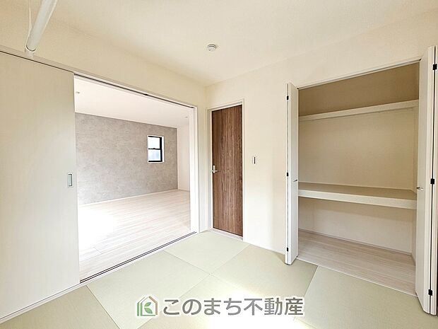 【洋室】窓が多く明るい室内が好印象☆