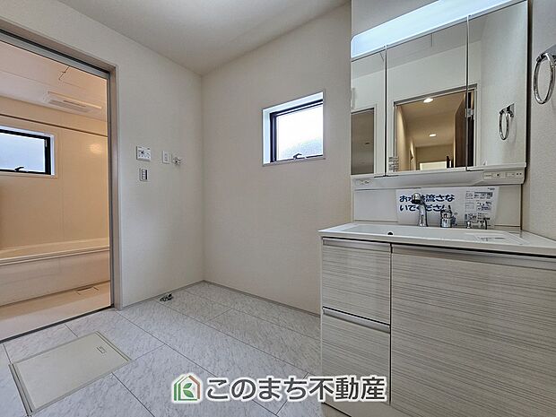 【洗面】伸びるホースのシャワー洗面台で朝の身支度や洗面台のお掃除もラクラク♪