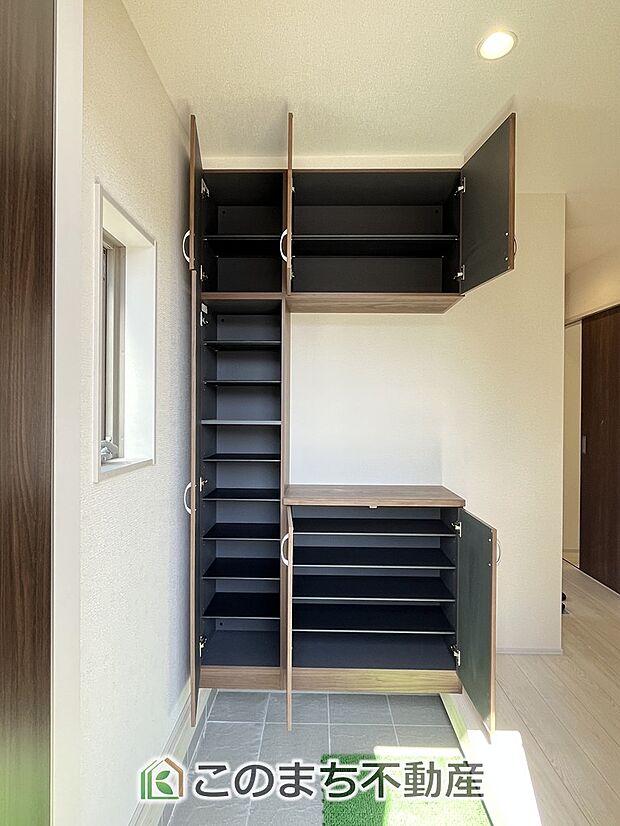 【玄関】同社施工物件写真。※建具やフローリング、その他仕様が異なる場合がございます。