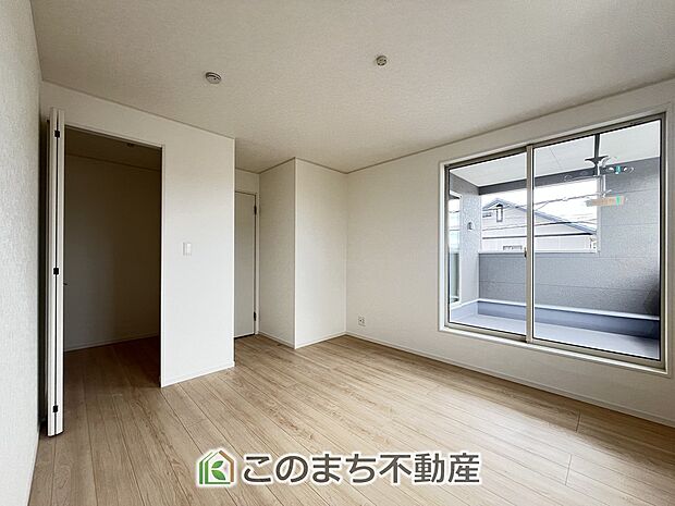 【洋室】大切なプライベート空間は、趣味に合わせて使って頂けるようシンプルに仕上げてあります♪ 
