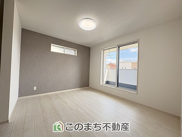 【洋室】窓が多く明るい室内が好印象☆