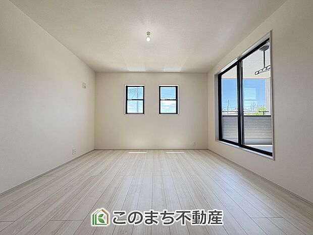 【洋室】窓が多く明るい室内が好印象☆