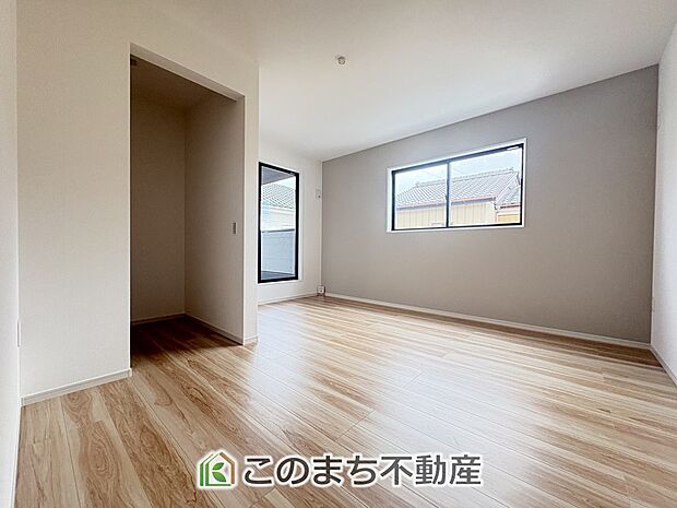 【洋室】同社施工物件写真。※建具やフローリング、その他仕様が異なる場合がございます。