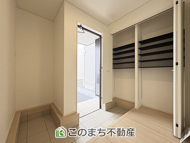 【玄関】たくさんの靴もスッキリ収納できる大型シューズボックス☆