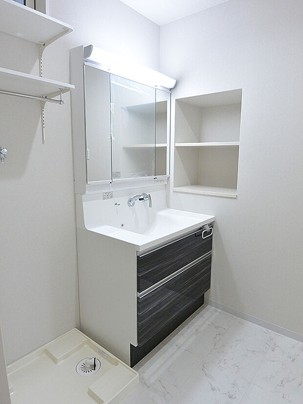 【施工例】3面鏡付きで、毎朝の身支度もスムーズに。ほかにも数種類のカラーをご用意しておりますので、お好みに合わせてセレクト可能です。
