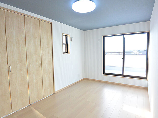 【施工例】天井にアクセントクロスを施した洋室。採光や収納など、お部屋を使うご家族のお好みに合わせた設計が可能です。コンセントや窓の位置等、細かい部分も自由自在。