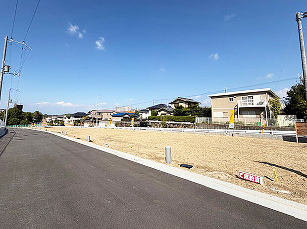 【現地】街区内道路は幅員6m以上！見通しも良く、お車の出入庫をスムーズに行えそうです。