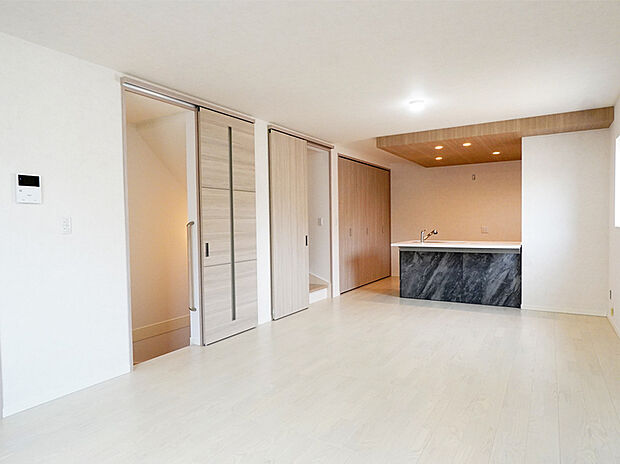 【リビング・ダイニング】リビング・ダイニングスペースを区分けして、家具を配置できるレイアウトです。お好きな家具やインテリアを置いてお部屋づくりをお楽しみいただけます。