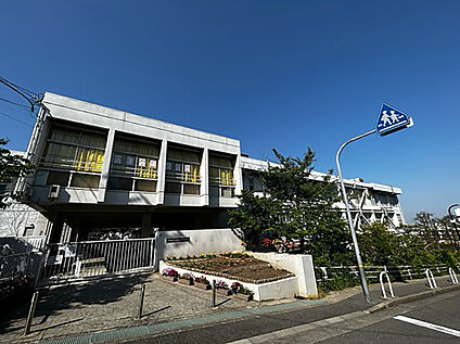 朝日ケ丘小学校 560m(徒歩7分)