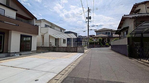 前面道路:南側5.0m公道
前面道路はゆとりがあり、お車の出し入れもスムーズ。見通しの良い住環境で、毎日の運転や駐車も安心して行えます。