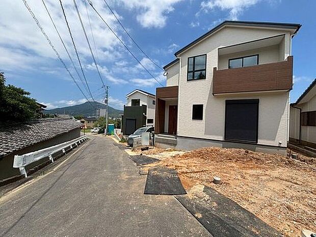 現地（2026年7月）撮影。
前面道路、南側約4.0ｍ公道に面しています。駐車スペース２台分（車種による）あります＾＾