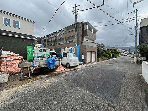 現地(2026年7月)撮影
前面道路:北側5.2m
カースペースは
3号棟:2台分、
2号棟:3台分!