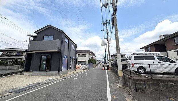 現地(2026年8月)撮影。
スーパーやコンビニなども近く周辺環境充実。快適でゆとりのある生活空間で新生活を始めましょう^^