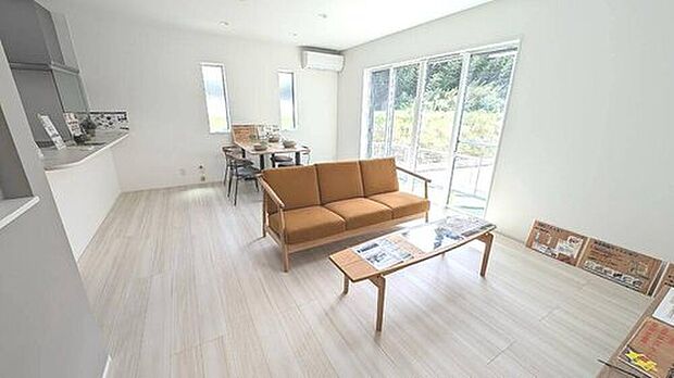 大きな窓から明るい光が差し込む開放的なLDK♪家具を配置してもゆとりがあり、家族でのびのびと過ごせます^^