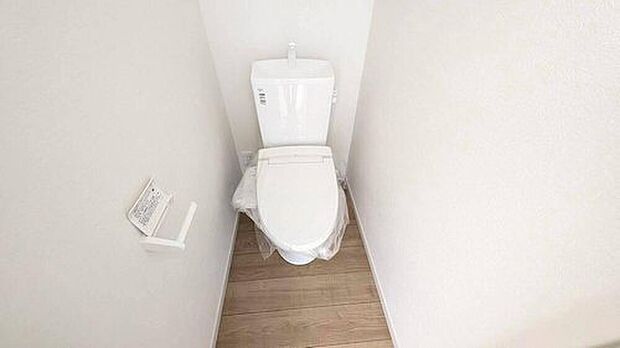 【トイレ】1号棟。
ウォシュレット付きトイレです。1階2階の2ヶ所にトイレがあるので、忙しい朝にもゆとりができますね^^