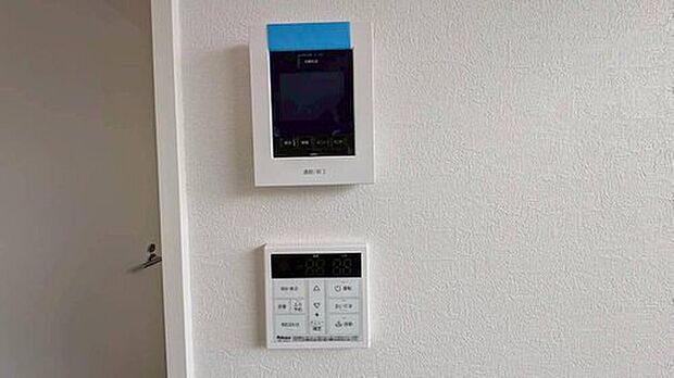 【TVモニター付きインターホン】2号棟。今や必需品となっておりますTVモニター付きインターホンです。録画・再生器のもついており防犯性もばっちりです。キッチン横にありワンタッチで外の方とお話ができますので便利です。