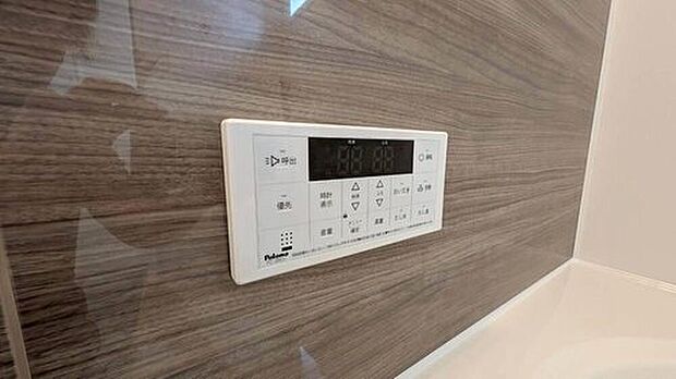 【給湯機リモコン】2号棟。お湯張り、追い炊き、足し湯がボタン一つで楽々操作できる給湯機リモコンです^^忙しい夕飯の準備の時間帯に重宝しますね。