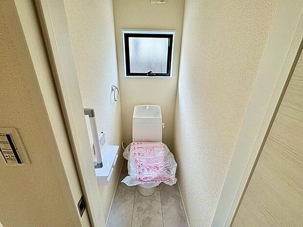 【トイレ】ウォシュレット付きトイレです。1階2階の2ヶ所にトイレがあるので、忙しい朝にもゆとりができますね^^
温水洗浄便座リモコン付き。