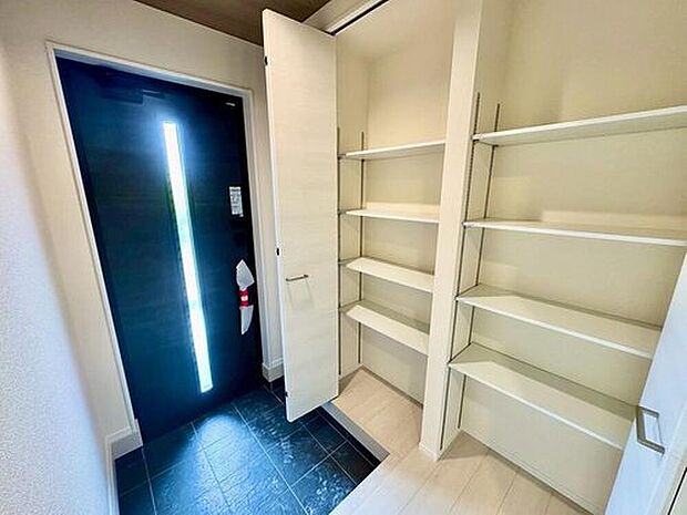 【玄関】玄関扉から光の差し込む明るい玄関です。
たっぷり収納できるシューズボックス付きなので、家族全員の靴がきれいに整頓できます。