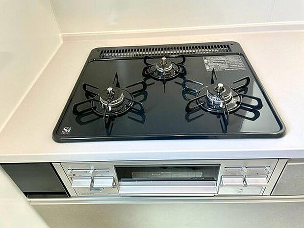 【コンロ】3種類の料理が同時に調理できる、3口ガスコンロ。忙しい夕食の支度時間が短縮できて効率よくお料理が楽しめます。