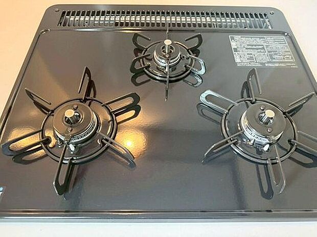 【ガスコンロ】3種類の料理が同時に調理できる、3口ガスコンロ。忙しい夕食の支度時間が短縮できて効率よくお料理が楽しめます。