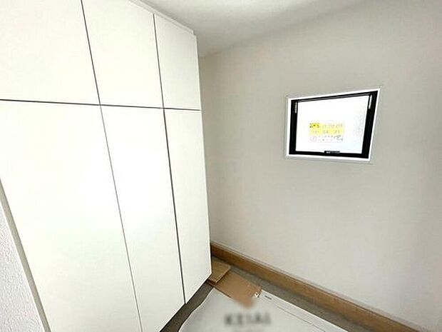 【2号棟_シューズボックス】たっぷり収納できるシューズボックスが付いた玄関です。家族全員の靴がきれいに整頓できますね^^
