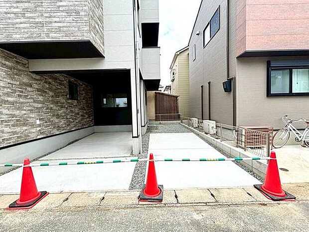 【接道状況】接道状況：西側4.5ｍ
雨風や雪などから愛車を守りやすいビルトインガレージを採用☆
カースペースは2台分確保＾＾ご夫婦で１台ずつ所持されているご家庭も、来客時も安心ですね。