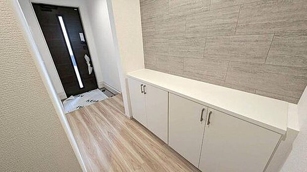 【玄関】採光も考えられた明るい玄関です。たっぷり収納できるシューズボックス付きなので、家族全員の靴がきれいに整頓できます。