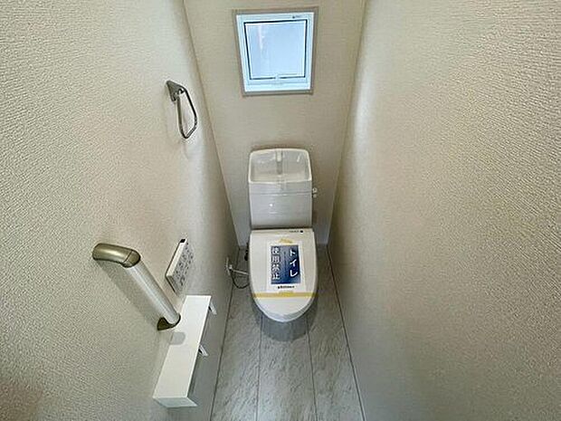 【トイレ】窓付きのトイレは換気もしやすく清潔に使えます＾＾
ウォシュレット、暖房便座、節電・節水機能など、使い勝手のよい高機能トイレです。
