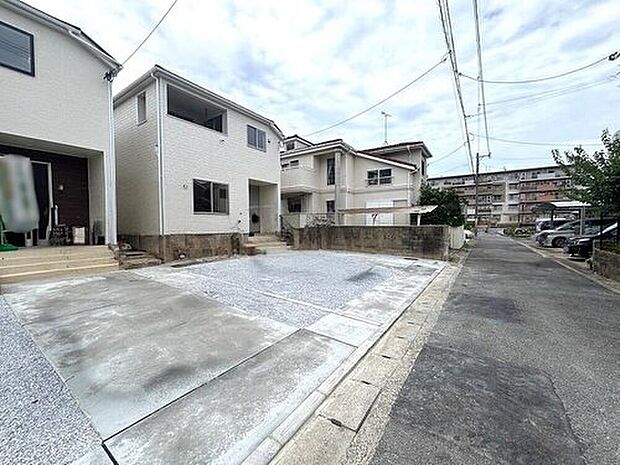 【前面道路含む現地写真】前面道路、東側4ｍに面しています。
大型車の通行が少なく、騒音や振動が少ないので静かで快適な生活を送れそうです＾＾