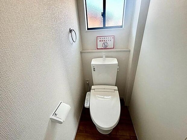 【トイレ】ウォシュレット付きトイレです。1階2階の2ヶ所にトイレがあるので、忙しい朝にもゆとりができますね^^