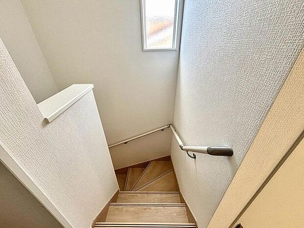 【その他設備】日中でも暗くなりがちな階段には、小窓を配置し採光も考えられたつくり^^手摺付きなので安全に上り下りできますね^^