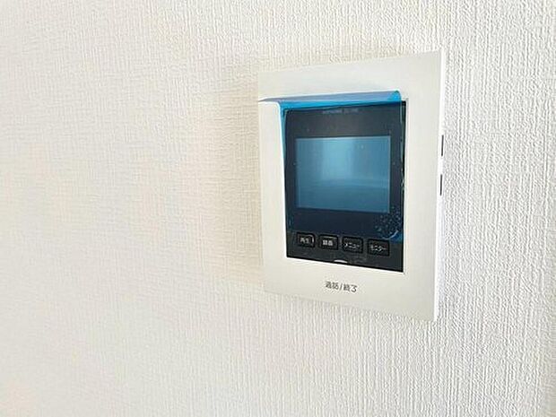 【TVモニター付きインターホン】防犯性もばっちり、TVモニター付きインターホン完備。大きなモニターで玄関先を確認できます。録画機能が付いているので不在時の訪問者も確認できて安心です^^
