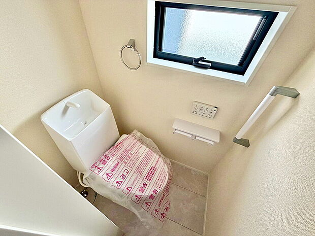 【1号棟】1階2階の2ヶ所にトイレがので、忙しい朝にも家族に気を使わず、ゆとりが生まれますね^^小窓付きで換気する時に便利です^^