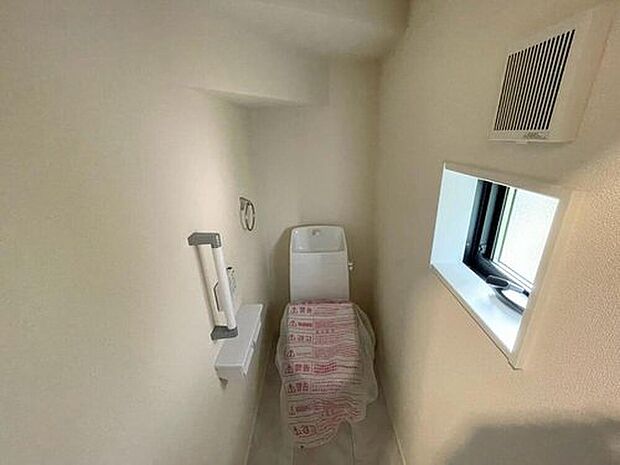【トイレ】温水洗浄機付トイレです。節水機能もあるので、安心して使えますね。もちろん、1階2階の2ヶ所にトイレがあるので、忙しい朝にもゆとりができますね。