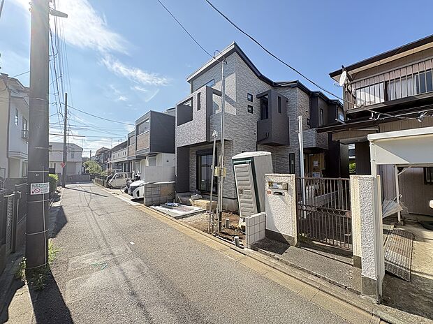 2026年8月撮影の前面道路含む現地外観です。
南側に高く聳え、陽光を受け止めるさまが凛々しく感じます。