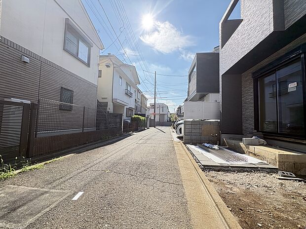 2026年8月撮影の前面道路です。