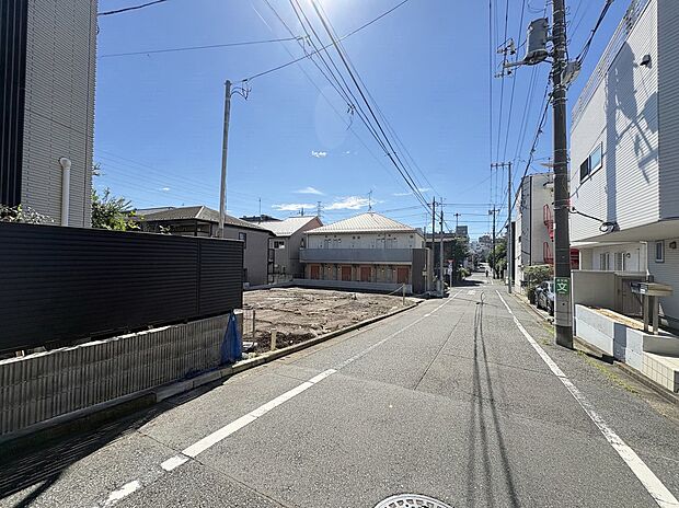 【6メートル幅の前面道路】駅方向へストレートに敷かれた6m道路。車通りは少ない印象でした。南傾斜になっています。